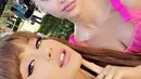 Di foto itu Ariana memang berdandan gaya Retro tahun 60-an, dirinya memakai eyeshadow berwarna pink terang dan lipstick dengan warna yang senada dengan eyeshadownya. (Instagram/Arianagrande)