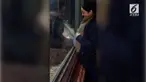 Tingkah orang utan membuat haru salah satu pengunjung kebun binatang Colchester, Inggris. Dari balik kaca orang utan mencium perut ibu yang sedang hamil.