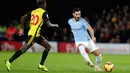 Gelandang Manchester City, Ilkay Gundogan berusaha mengumpan bola dari kawalan pemain Watford, Domingos Quina selama pertandingan lanjutan Liga Inggris di stadion Vicarage Road (4/12). City menang tipis atas Watford 2-1. (AP Photo/Frank Augstein)