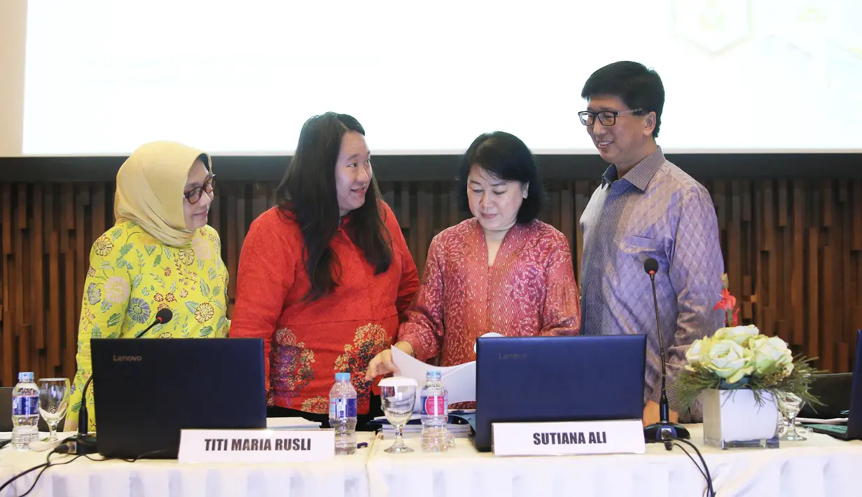 Wakil Direktur EMTEK, Sutanto Hartono (kanan) saat paparan publik PT. ELang Mahkota Teknologi, TBK di SCTV Tower, Jakarta, Senin (25/06). PT. ELang Mahkota Teknologi, TBK mengadakan paparan publik tahunan. (Liputan6.com/Herman Zakharia)