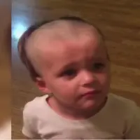 Hahahaha! Rambut balita ini jadi nggak karuan karena main pisau cukur ayahnya tanpa izin dan menggunakan untuk rambutnya sendiri.