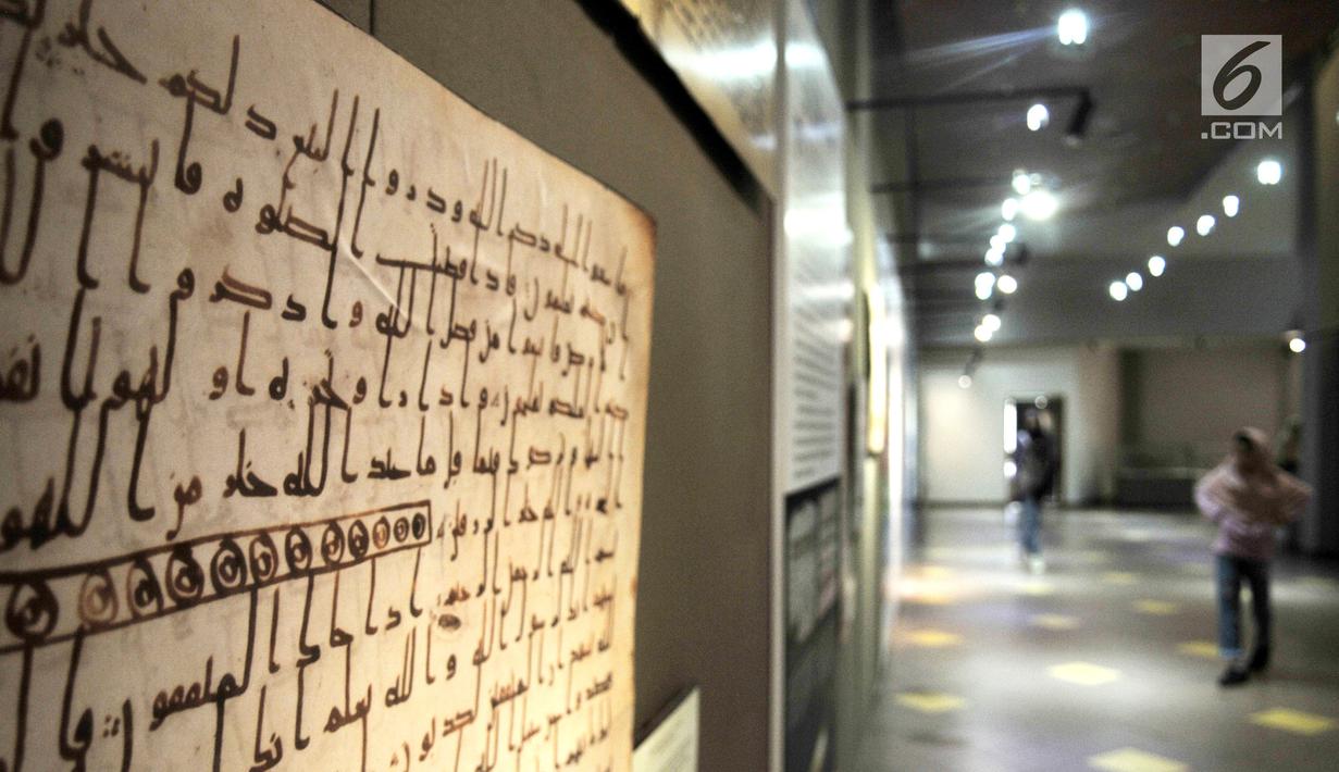 Salah satu koleksi mushaf Alquran yang dipamerkan di Museum Bayt Al-Quran, Jakarta, Minggu (19/5/2019). Bayt Al-Quran menampilkan sejarah diturunkannya Alquran mulai dari diturunkannya kepada Nabi Muhammad SAW hingga digital. (merdeka.com/Iqbal Nugroho)