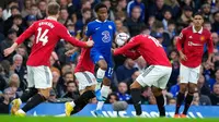 Pemain Chelsea Raheem Sterling (tengah) berebut bola dengan pemain Manchester United Casemiro pada pertandingan sepak bola Liga Inggris di Stadion Stamford Bridge, London, Inggris, 22 Oktober 2022. Pertandingan berakhir imbang dengan skor 1-1. (AP Photo/Frank Augstein)