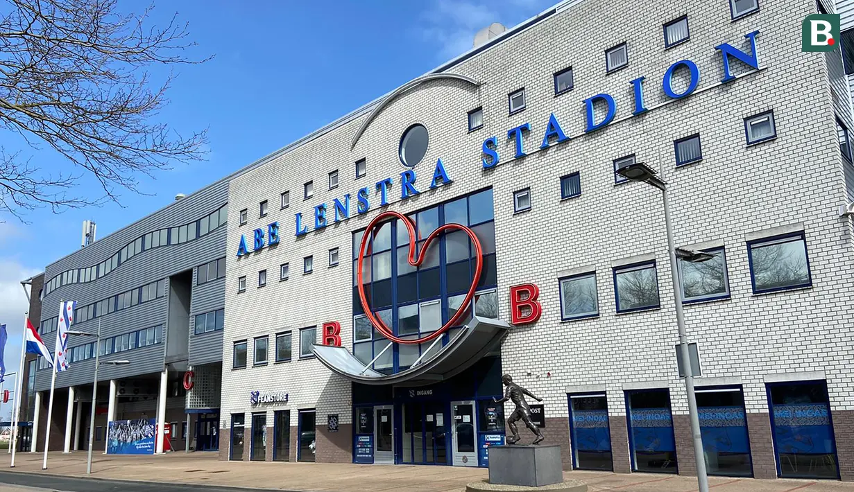 Abe Lenstra Stadion. Sehari jelang menjamu Ajax Amsterdam, suasana Stadion Abe Lenstra, markas SC Heerenveen sepi pengunjung pada Sabtu, (3/4/2021). Esoknya, Heerenveen kalah 1-2 dari Ajax dan bertengger di peringkat 10 Eredivisie. (Bola.com/Tito Sianipar)