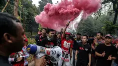 Suporter Timnas Indonesia menyalakan flare di sekitar Stadion Gelora Bung Karno (GBK), Senayan, Jakarta, Minggu (14/1). Timnas Indonesia vs Islandia akan berlaga malam nanti. (Liputan6/Faizal Fanani)