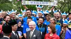Walikota Bandung Ridwan Kamil memperkenalkan suporter Persib Bandung kepada Raja Carl XVI Gustaf, dan Ratu Silvia dari Swedia berkunjung ke Bandung, Rabu (24/5). (AP Photo / Dita Alangkara)