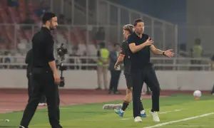 Pelatih Chelsea, Xabi Alonso, berteriak memberikan arahan kepada anak asuhnya saat menghadapi AC Milan dalam laga Indonesia Super Cup 2026 di Stadion Utama Gelora Bung Karno (SUGBK), Jakarta, Sabtu (8/8/2026). (KLY/Budy Santoso)