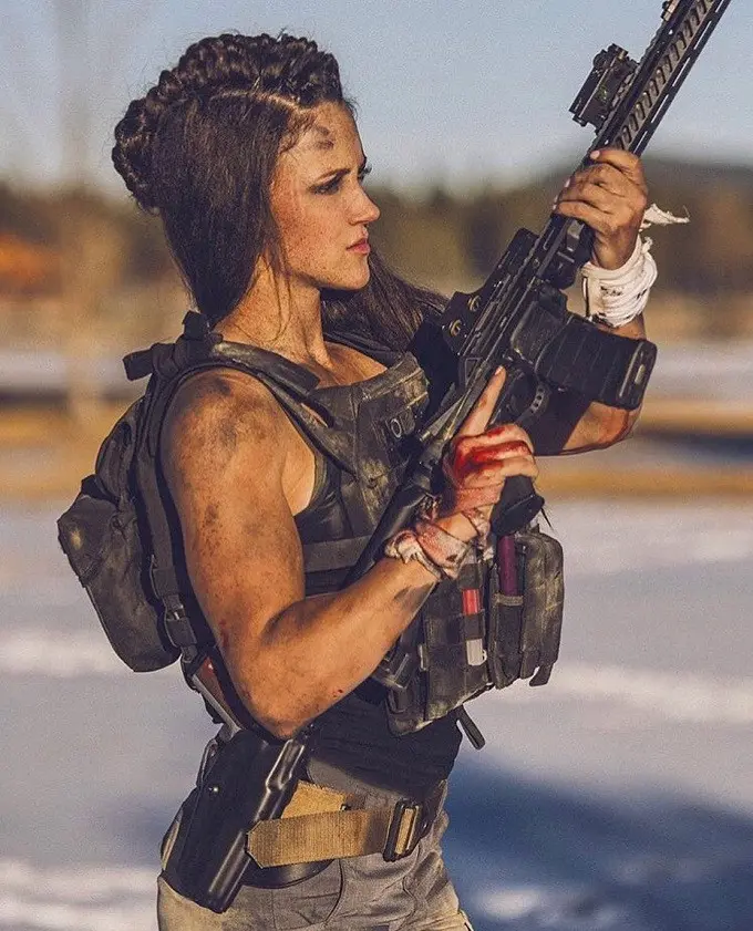 Mantan personel angkatan darat Amerika Serikat, Lauren Young, yang banting setir jadi model. (Instagram)