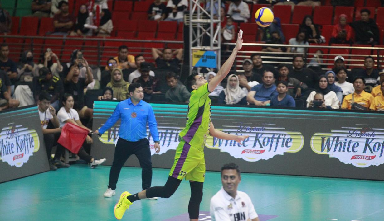 <p>Pemain Jakarta STIN BIN, Rivan Nurmulki melepaskan serve saat menghadapi Jakarta Bhayangkara Presisi pada laga putaran kedua babak final four PLN Mobile Proliga 2024 di GOR Jatidiri, Semarang, Jawa Tengah, Minggu (14/7/2024). Jakarta STIN BIN kalah 0-3 (18-25, 12-25, 20-25). (Dok. PBVSI)</p>