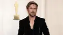 Ryan Gosling tampak mengenakan jas hitam dari Gucci. Aksen blink-blink tampak pada bagian list jas yang memukau.  [Foto: instagram/ Ryan Gosling]