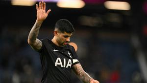 Bek Tottenham Hotspur asal Argentina bernomor punggung 17, Cristian Romero, melambaikan tangan kepada para penggemar saat meninggalkan lapangan setelah pertandingan Liga Inggris antara Burnley dan Tottenham Hotspur di Turf Moor, Burnley, Inggris barat laut pada 24 Januari 2026. Pertandingan berakhir 2-2. (Oli SCARFF/AFP)