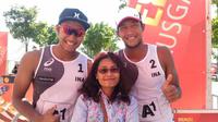 Voli Pantai Indonesia, Ade Candra dan Mohammad Yaya berpose dengan WNI di kota Wina usai melakoni laga melawan Austria di Donau Insel, Selasa (1/7/2017). (Bola.com/Reza Khomaini)