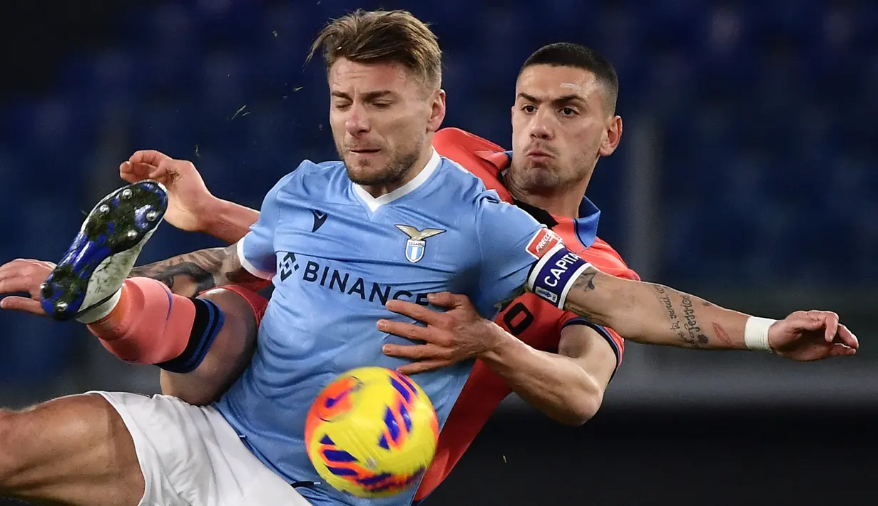 Ciro Immobile. Striker yang kini menjalani musim ke-6 bersama Lazio ini pernah 3 kali menjadi top skor Liga Italia. Satu kali bersama Torino pada musim 2013/2014 dan dua kali bersama Lazio (2017/2018 dan 2019/2020). Namun belum sekalipun gelar Liga Italia diraihnya. (AFP/Filippo Monteforte)