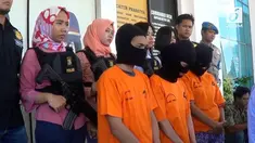 Sebanyak tiga pelaku ditangkap polisi lantaran tawarkan adegan asusila online berbayar.