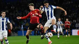 Bermain di hadapan publik sendiri, Real Sociedad berhasil menahan imbang Manchester United dengan skor 1-1. (ANDER GILLENEA/AFP)