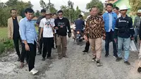 Wakil Ketua DPRD Bojonegoro Sukur Prianto melakukan sidak proses pembangunan jalan baru di Bojonegoro. (Liputan6.com/ Ahmad Adirin)