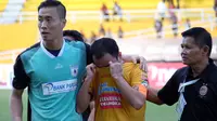 Yu Hyun-koo menangis dan ditenangkan Yoo Jae-hoon (kiper Persipura) serta Hartono Ruslan (caretaker pelatih Sriwijaya FC), Minggu (30/7/2017). (Bola.com/Riskha Prasetya)