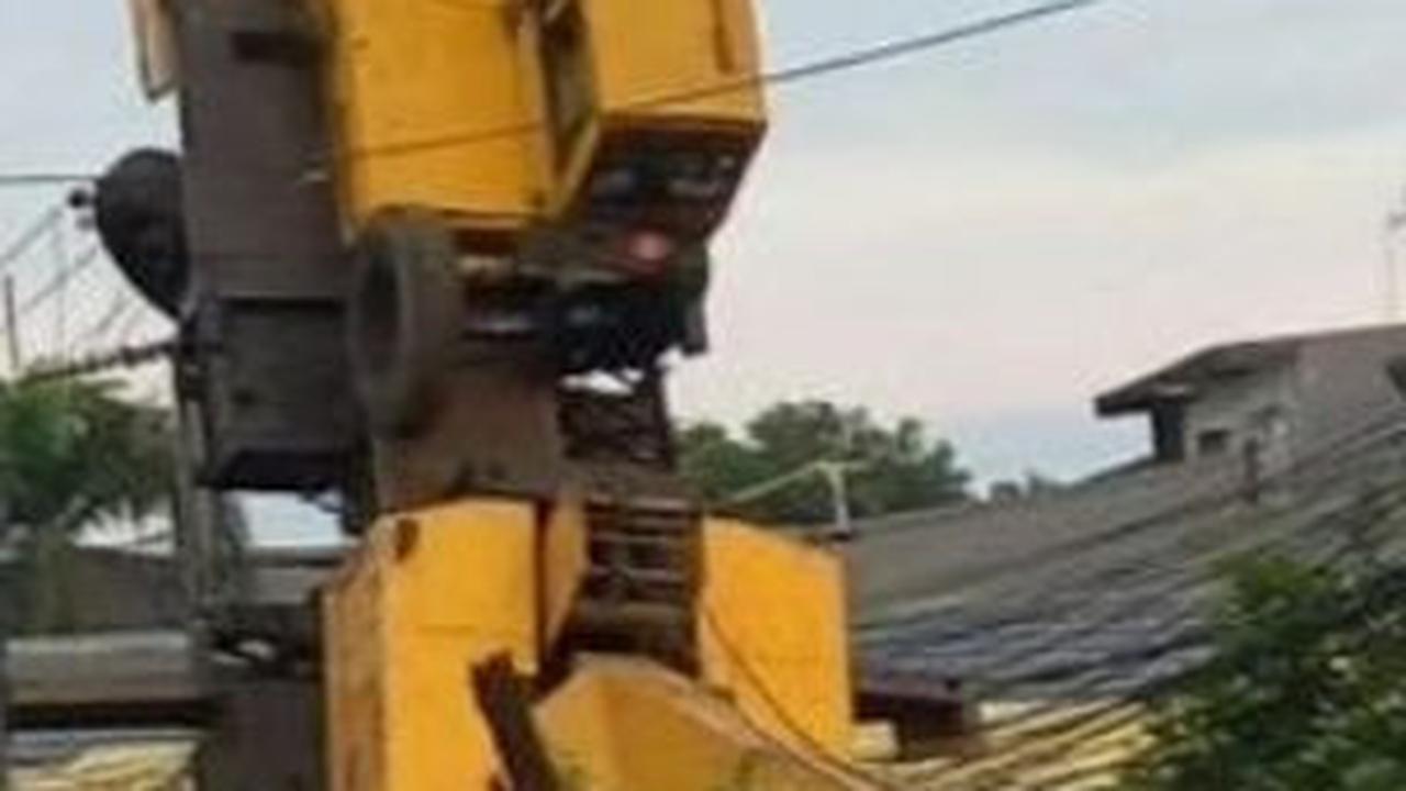 Tak Kuat Angkat Beban, Truk Crane Terjungkir di Jalan Mayor Oking Cibinong