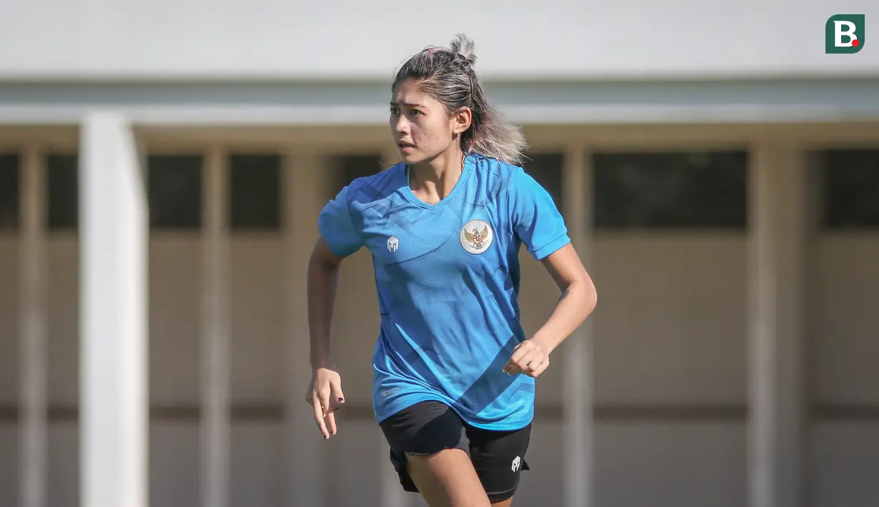 Sebagai penyerang, gadis yang acap kali dipanggil Zahra ini tercatat telah menorehkan 3 gol dalam 15 penampilannya bersama Timnas Indonesia. Bahkan, golnya ke gawang Singapura di kualifikasi Piala Asia Wanita 2022, menobatkan dirinya menjadi bintang lapangan kala itu. (Bola.com/Bagaskara Lazuardi)