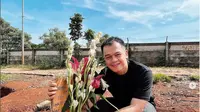 Momen Rio Alief Ziarah ke Makam Clerence Chyntia. (Sumber: Instagram/rio_alief)