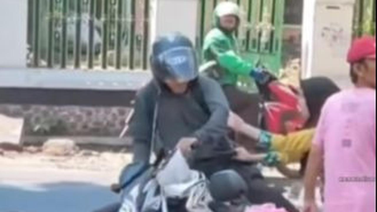 Warga Sekitar hanya Melongo Tidak Berikan Bantuan