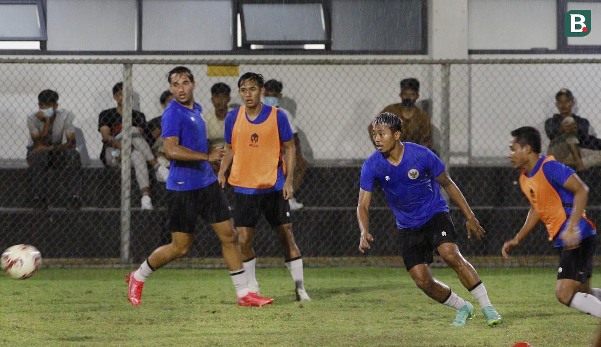 Pada sesi latihan kali ini sang pelatih menekankan pada teknik mengoper bola. Berkaca pada laga sebelumnya anak asuhnya sering melakukan kesalahan mendasar tersebut sehingga sangat merugikan tim. (Bola.com/M Iqbal Ichsan)