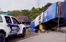 Hujan Bikin Licin, Bus Bintang Timur Kecelakaan, 2 Penumpang Meninggal