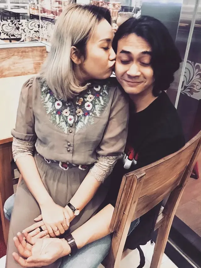 7 Potret Kemesraan Dimaz Andrean Bersama Istri yang Jarang Disorot