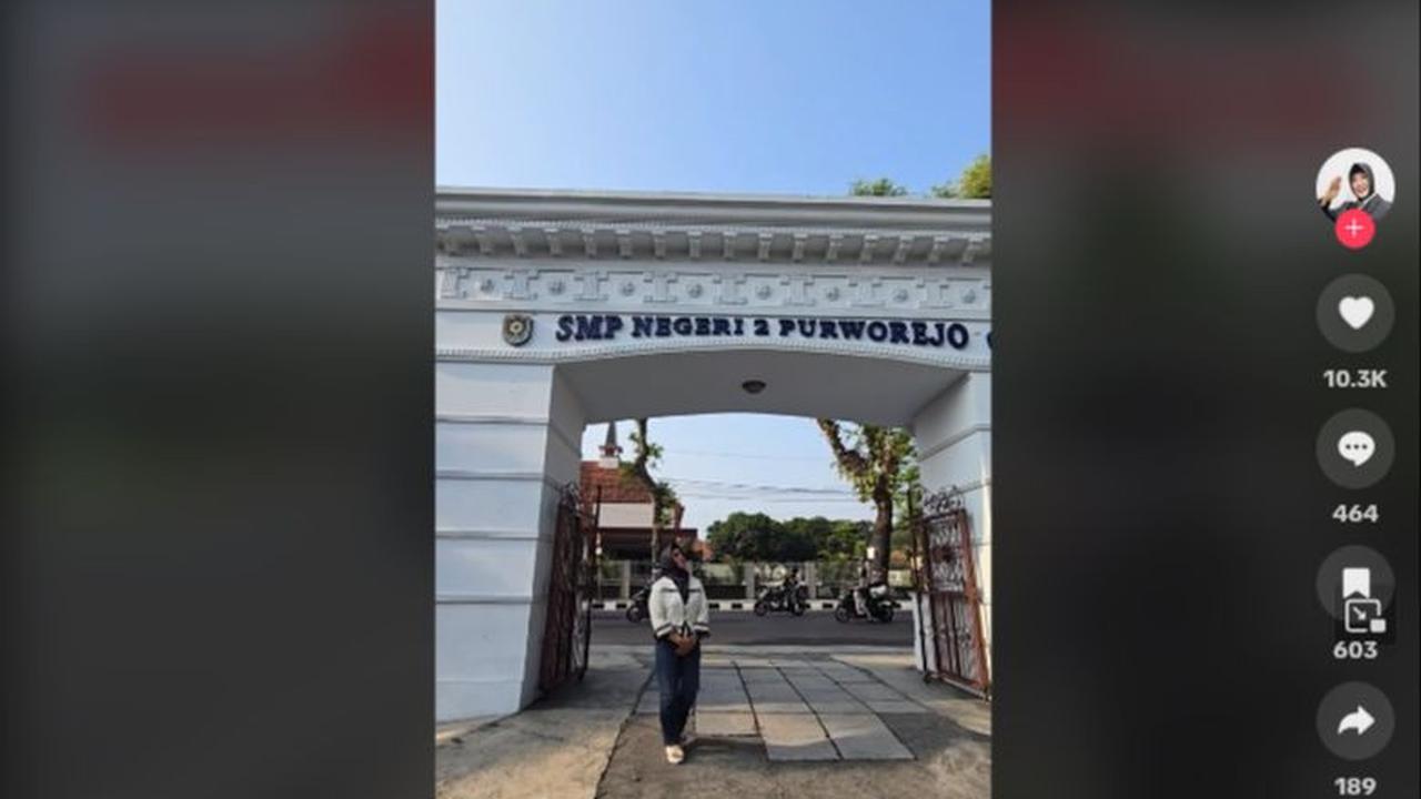 Belum berhenti di sana, Aryuni tetap harus berjalan menuju gerbang sekolah setelah turun dari bus. <br>