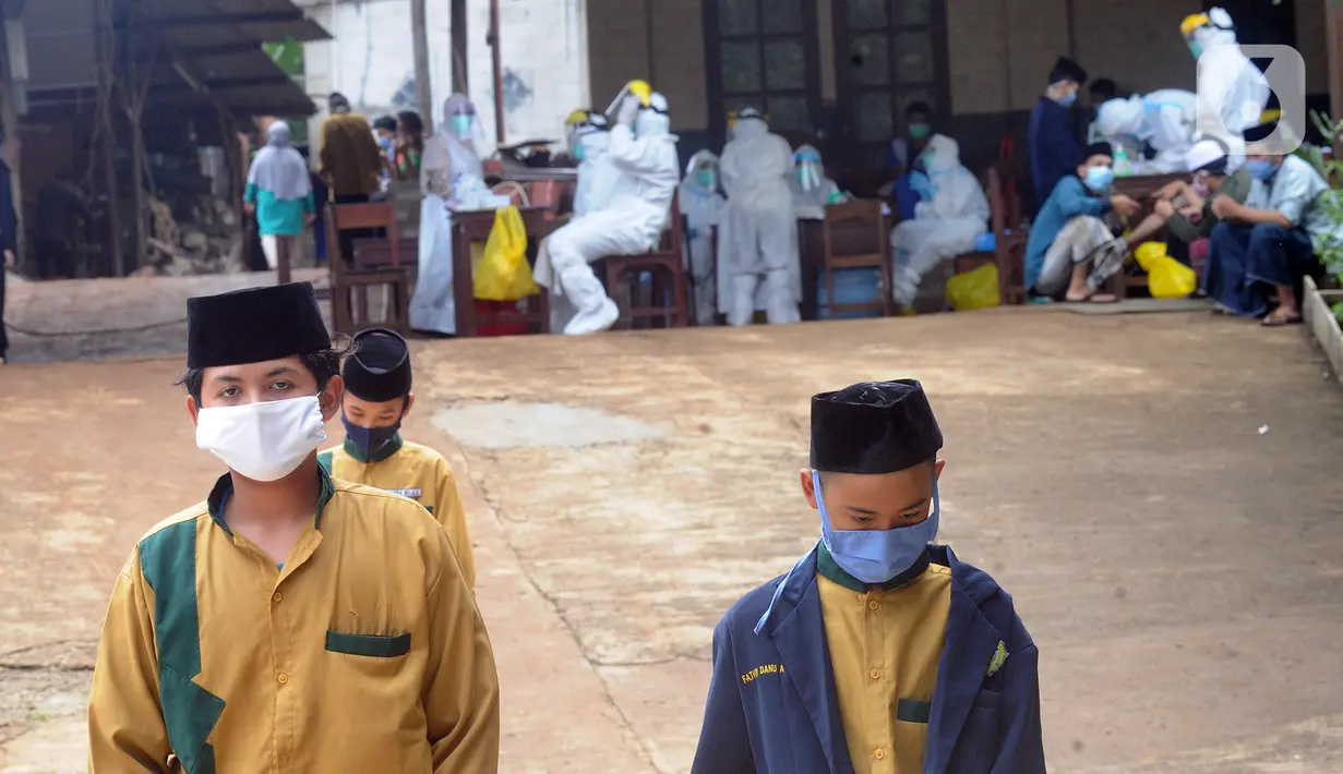 Para santri antre melakukan swab test di Pondok Pesantren Baitul Hikmah, Bojongsari, Depok, Jawa Barat, Kamis (12/11/2020). Swab test massal dilakukan menyusul ditemukannya paparan COVID-19 terhadap seorang santri dan untuk memutus mata rantai penyebaran. (merdeka.com/Arie Basuki)