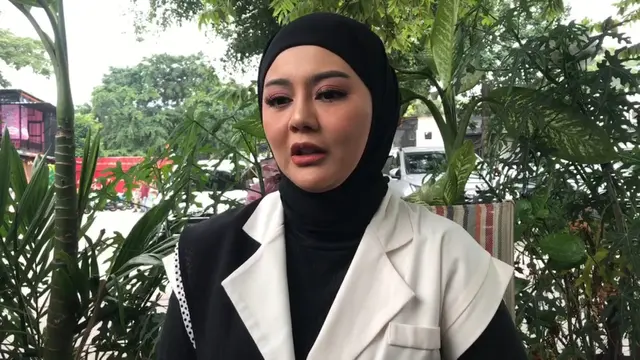 Jenita Janet berhijab