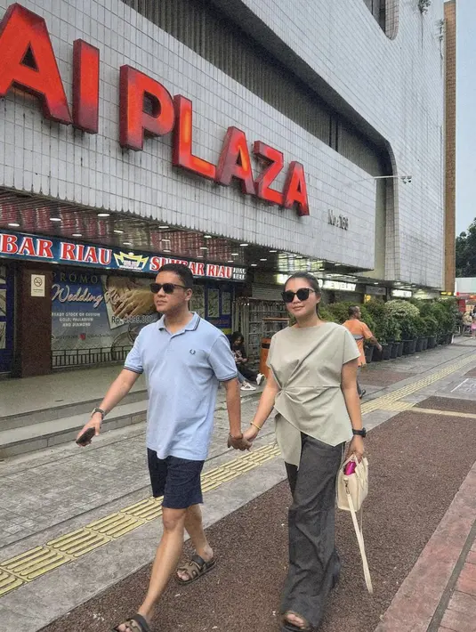 Keduanya juga tampil santai dengan gaya yang begitu chic.  [Foto: Instagram/ Tiara Pangestika]