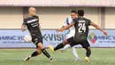 Pemain PSIS Semarang, Paulo Gali Freitas, melepaskan tendangan saat melawan Dewa United pada laga pekan kedelapan BRI Liga 1 2023/2024 di Stadion Indomilk Arena, Tangerang, Senin (14/8/2023). PSIS Semarang menang telak 4-1 atas Dewa United. (Bola.com/M Iqbal Ichsan)