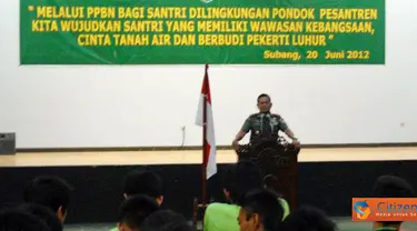 Citizen6, Subang: Pangdam III / Siliwangi Mayjen TNI Sonny Widjaja membuka PPBN bagi para santri di Pondok Pesantren Asyifa Al - Khoeriyah, Jalan Cagak, Kabupaten Subang, Rabu (20/6). (Pengirim: Pendam).