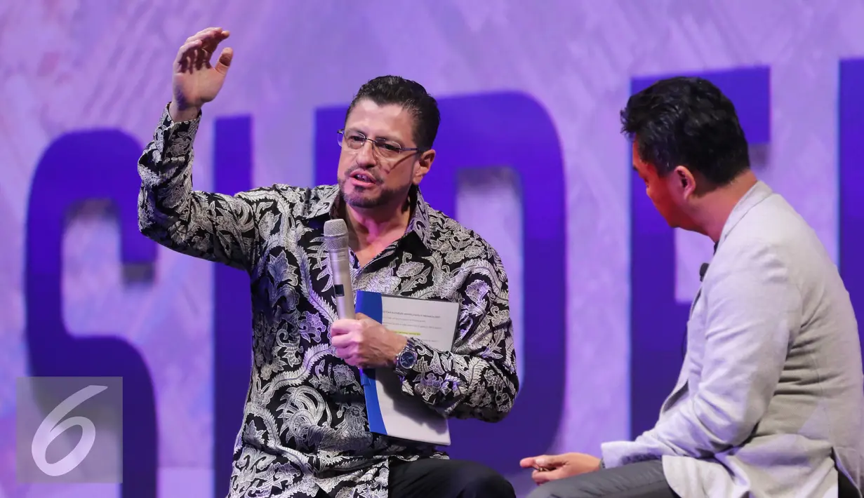 Kepala Perwakilan Bank Dunia Rodrigo Chaves saat menjadi pembicara Supermentor bertema "End Poverty" di Jakarta, Senin (17/10). Tema tersebut diangkat untuk memperingati Hari Pengentasan Kemiskinan Dunia. (Liputan6.com/Herman Zakharia)