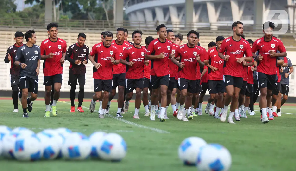 Pemain Timnas Indonesia U-23 menggelar latihan perdana jelang SEA Games 2025 di Stadion Madya, Kompleks Gelora Bung Karno (GBK) Jakarta, Jumat (3/10/2025). (Liputan6.com/Helmi Fithriansyah)