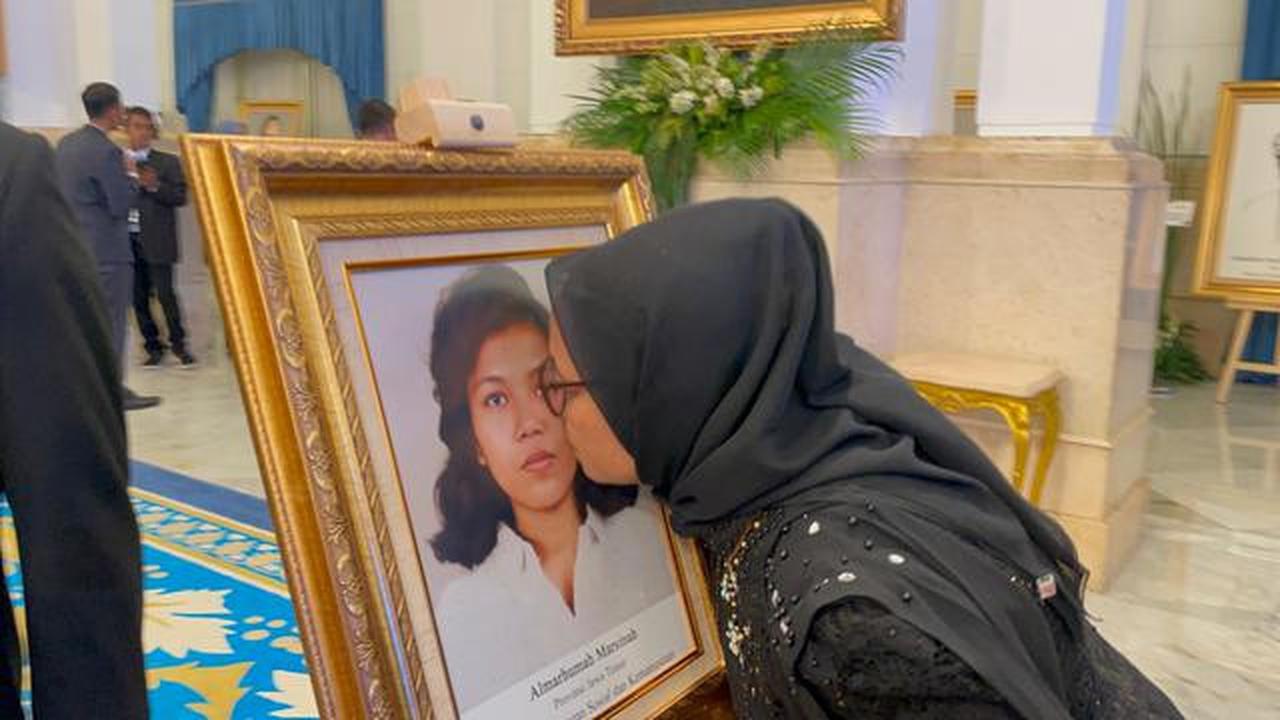 Momen Haru Adik Kandung Cium Foto Marsinah Usai Penganugerahan Gelar Pahlawan Nasional