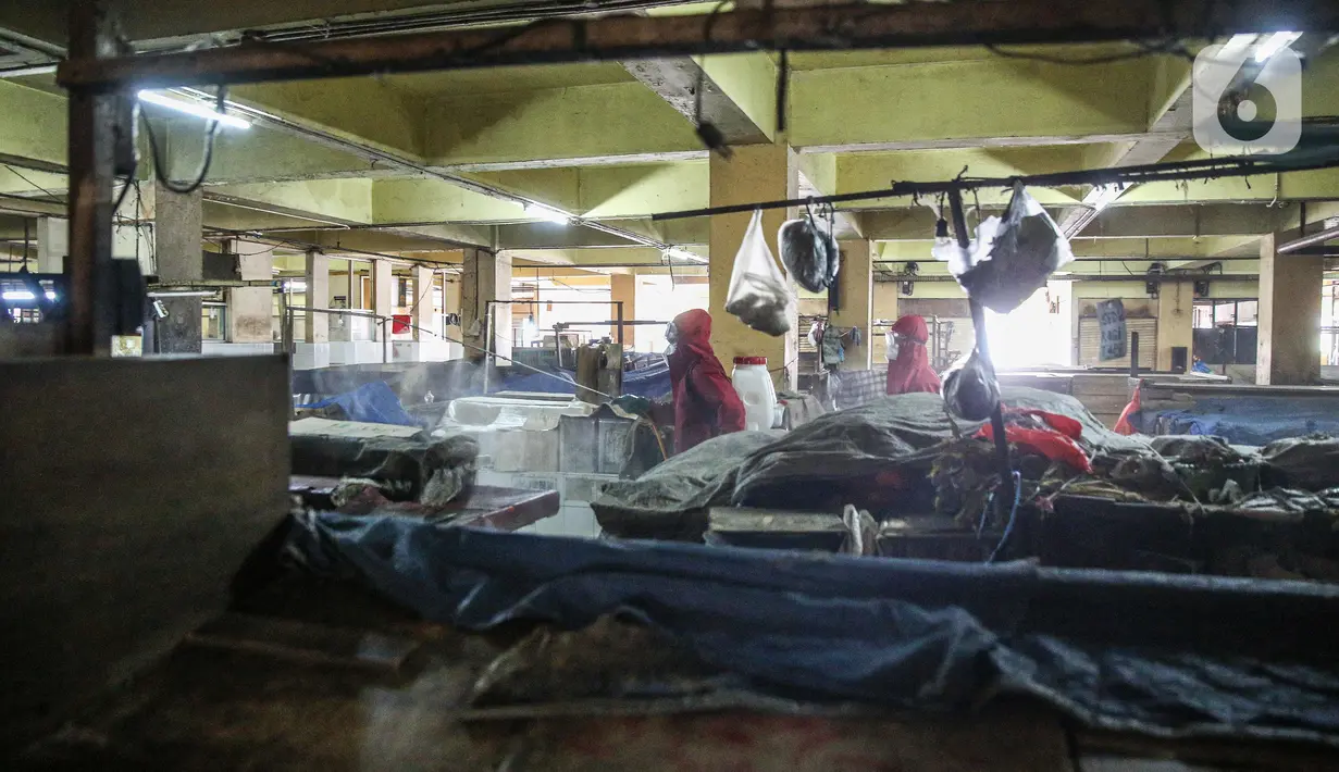 Petugas Pemadam Kebakaran menyemprotkan cairan disinfektan di Pasar Kebayoran Lama, Jakarta, Kamis (18/6/2020). Pasar Kebayoran Lama ditutup sementara selama tiga hari mulai hari ini, 18-20 Juni 2020 untuk sterilisasi usai 14 pedagang dinyatakan positif COVID-19. (Liputan6.com/Faizal Fanani)