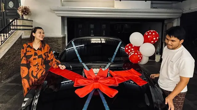 Gaya Aaliyah Massaid Berfoto di Depan Mobil Baru. [@thariqhalilintar]