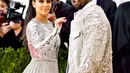 Kim Kardashian dan Kanye West kompak banget di Met Gala 2016! (James Devaney/GC Images/USWeekly)