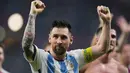 <p>Lionel Messi berhasil mencatatkan laga ke-1000nya saat laga 16 besar Piala Dunia 2022 antara Argentina melawan Australia di Ahmad bin Ali Stadium, Minggu (04/11/2022) dini hari WIB. Di saat yang bersamaan, La Pulga juga dibanjiri dengan berbagai rekor baru hingga sukses menyamai catatan Ronaldo bahkan menyalip torehan sang legenda sepak bola Argentina, Diego Armando Maradona. (AP//Petr David Josek)</p>