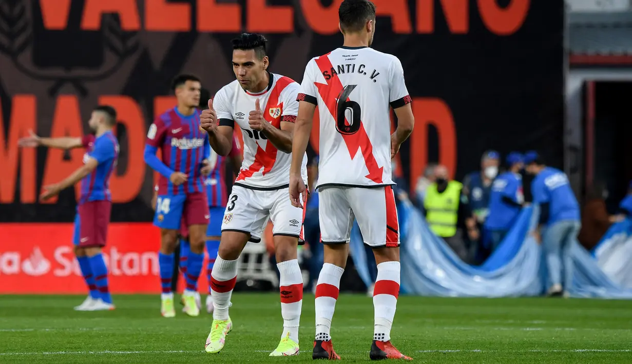 Radamel Falcao. Striker Kolombia berusia 36 tahun yang kini menjalani musim kedua bersama Rayo Vallecano ini memang belum mengemas 1 gol pun dari 3 laga awal Liga Spanyol musim 2022/2023. Namun pemain yang juga sempat menjadi andalan FC Porto, Atletico Madrid dan AS Monaco ini bisa saja menjadi kuda hitam untuk bersaing dengan para pemain gaek lainnya untuk menjadi pemain tertajam di Liga Spanyol musim 2022/2023 ini. (AFP/Oscar Del Pozo)