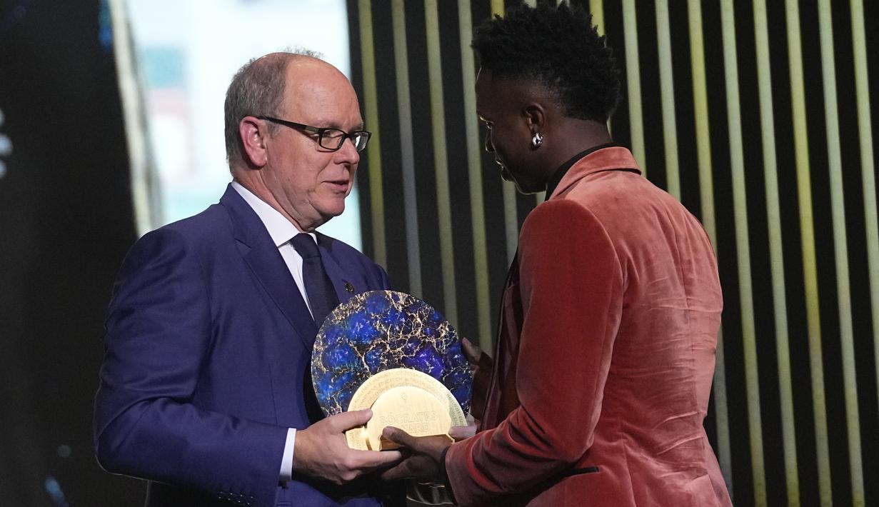 Penghargaan yang diterima oleh Vinicius Jr tersebut diberikan langsung oleh Pangeran Monako. 
(AP Photo/Michel Euler)
