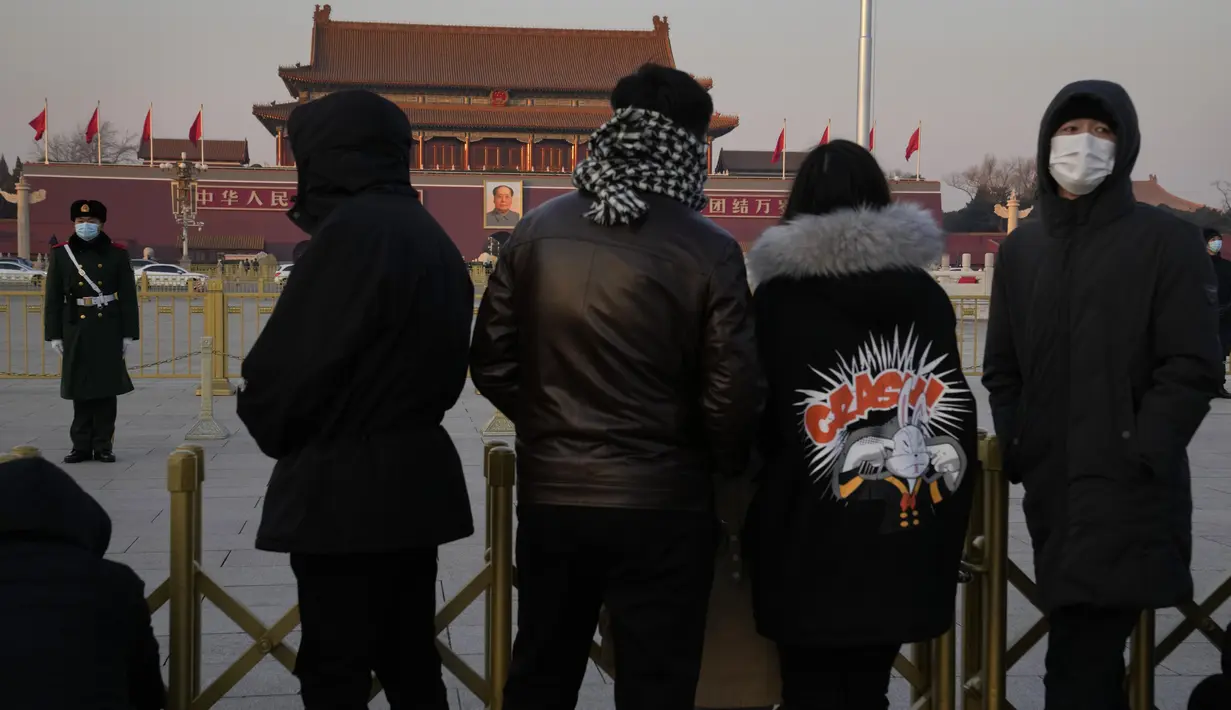 Warga yang mengenakan masker untuk melindungi diri dari virus corona mengunjungi Lapangan Tiananmen di Beijing, China (18/1/2022). China telah mengunci sebagian distrik Haidian Beijing menyusul deteksi tiga kasus COVID-19. (AP Photo/Ng Han Guan)