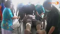 [VIDEO] Jatuh Saat Bersihkan Atap dari Debu Kelud, 1 Orang Tewas