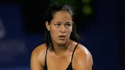 Cantik dan berprestasi, cocok disandang oleh Ana Ivanovic, Atlet tenis yang banyak meraih gelar juara dunia ini selalu ditunggu para penggemar, di sela – sela kesibukannya ia tak jarang menjadi model dalam majalah dewasa. (AFP PHOTO/Stephen Dunn)