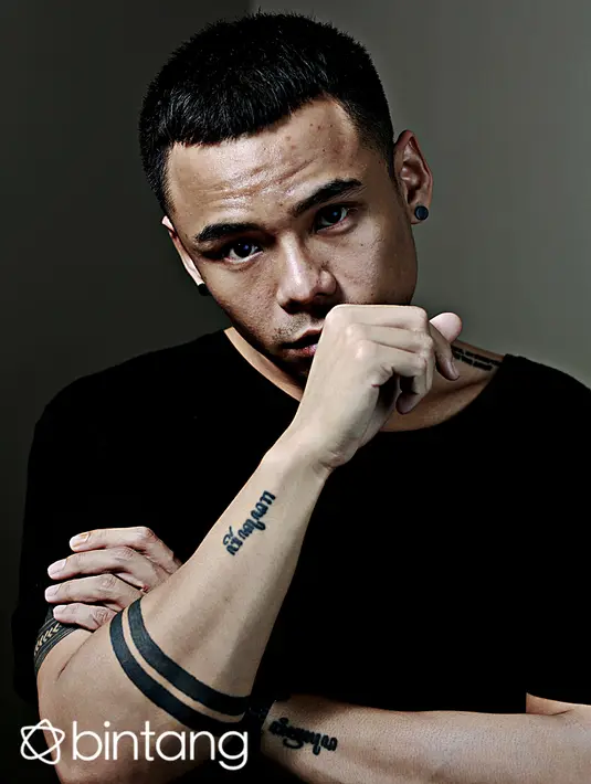 Ditemui di kantor redaksi Bintang.com di kawasan Gondangdia, Jakarta Pusat beberapa waktu lalu, penyanyi tampan ini mengungkap jika lirik-lirik yang ia tulis bisa dikatakan realistis bahkan cenderung 'kotor'. (Galih W. Satria/Bintang.com)