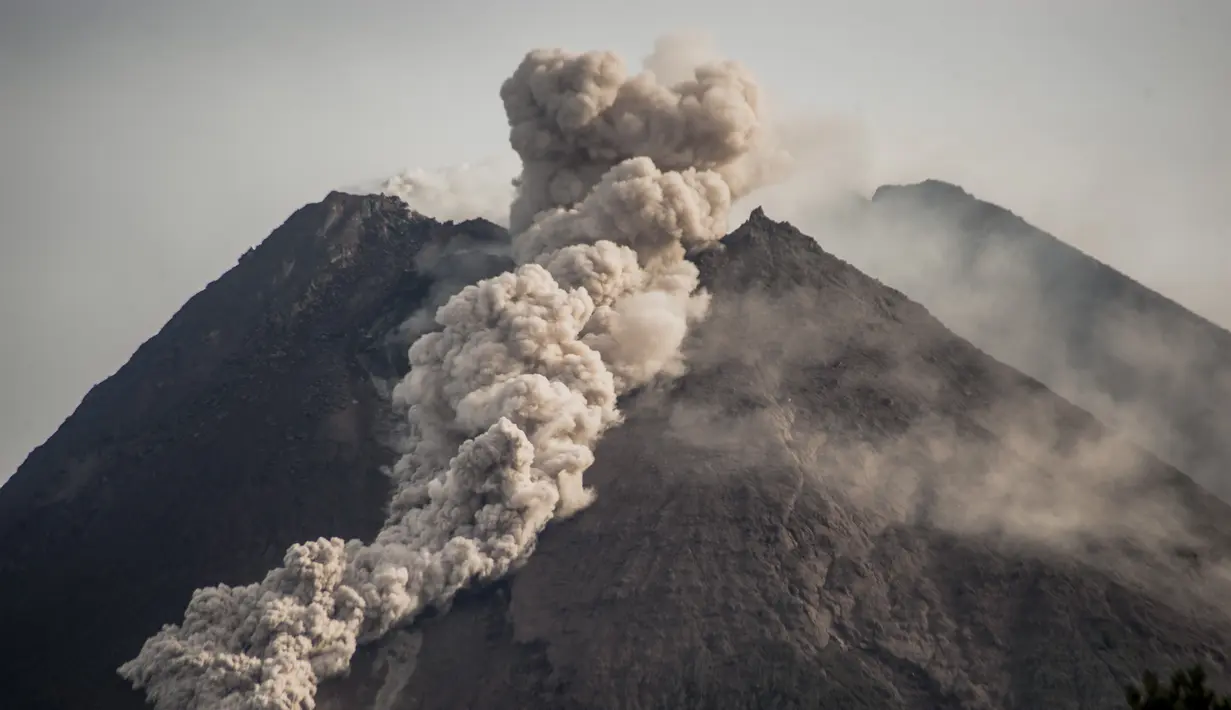 Gunung Merapi memuntahkan batu dan gas  di Yogyakarta (27/1/2021). Hingga saat ini status Gunung Merapi di tingkat Siaga (Level III) sejak 5 November 2020. (AFP/ Agung Supriyanto)