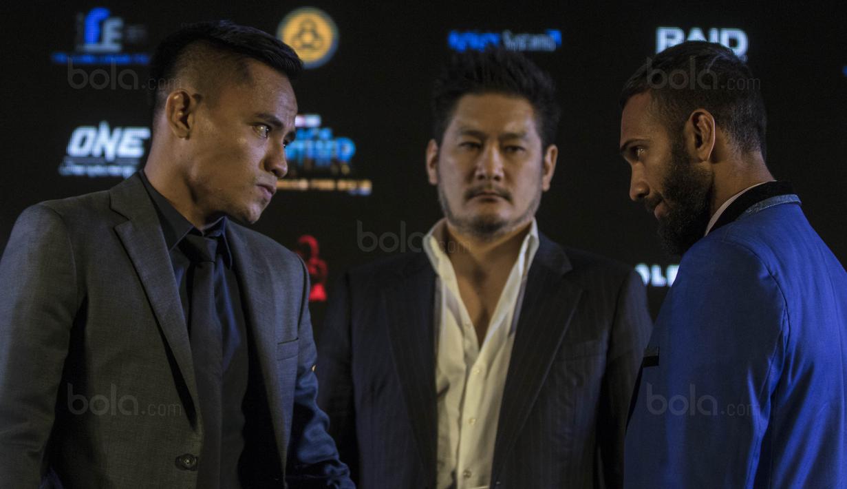 Atlet MMA, Stefer Rahardian, berhadapan dengan Muhammad Imran jelang laga One Championship di Ballroom Hotel Fairmont, Jakarta, Kamis (18/1/2018). One Championship akan menggelar laga bertajuk Kings of Courage. (Bola.com/Vitalis Yogi Trisna)