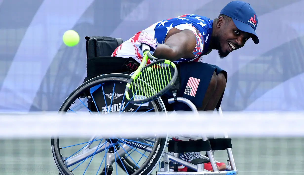  Petenis kursi roda dari Amerika Serikat, RJ Anderson membalas pukulan bola ketika kalah melawan petenis Australia dalam pertandingan awal tenis kursi roda Invictus Games 2017 di Nathan Phillips Square. Toronto, (24/09) (Harry How / Getty Images / AFP)